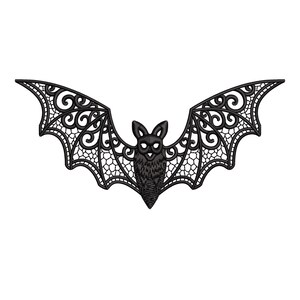 Op de afbeelding: Zwarte geborduurde vleermuis met opengewerkte vleugels. De vleugels van de vleermuis hebben ingewikkelde, wervelende patronen en het lichaam heeft een textuur. Geschikt voor Halloween- of gothic-thema's.