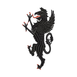 Puede incluir: Diseño de bordado de grifo negro. El grifo se representa en una pose heráldica, con cabeza y alas de pájaro, y cuerpo de león. El grifo tiene garras rojas y una lengua roja. Ideal para ropa, decoración del hogar u otros proyectos de manualidades.