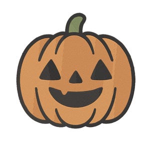 Può includere: Una zucca arancione sorridente con contorni neri e tratti del viso. Gli occhi sono triangolari e la bocca è curva. Il gambo è verde. Ideale per le decorazioni di Halloween.