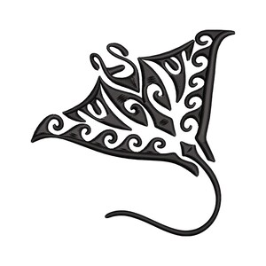 Peut inclure: Illustration en noir et blanc d'une raie manta avec un design stylisé. La raie manta est tournée vers la droite et a une longue queue.