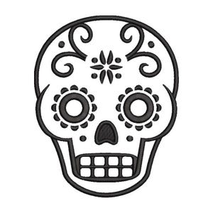 Puede incluir: Diseño de calavera de azúcar en blanco y negro. La calavera presenta patrones florales y de remolinos decorativos alrededor de los ojos, la frente y las mejillas. La boca tiene una hilera de dientes rectangulares. Este diseño se usa a menudo para las celebraciones del Día de Muertos.