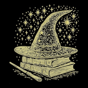 Może przedstawiać: Złota ilustracja czarodziejskiego kapelusza z ostrym wierzchołkiem i szerokim rondem, spoczywającego na trzech ułożonych na sobie książkach. Na książkach leży różdżka. Tło jest czarne z wzorem złotych gwiazd.