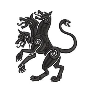 Puede incluir: Diseño bordado en negro de una criatura mítica de tres cabezas con cola de serpiente. La criatura tiene una apariencia estilizada y detallada con patrones arremolinados y garras afiladas. El diseño está sobre un fondo blanco.