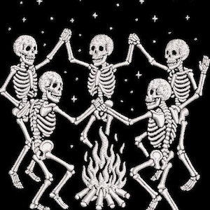 Könnte beinhalten: Schwarz-weiße Stickerei mit fünf tanzenden Skeletten, die sich an den Händen halten und um ein Lagerfeuer tanzen. Die weißen Skelette haben detaillierte Rippen und Schädel. Sterne sind im schwarzen Hintergrund verstreut.