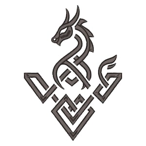 Puede incluir: Un diseño de dragón bordado en gris oscuro con un estilo de nudo celta. El dragón tiene una cabeza detallada y un cuerpo curvado, con un patrón geométrico debajo. El diseño está sobre un fondo blanco.