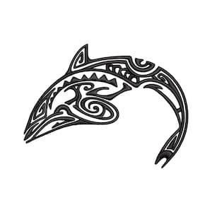 Può includere: Un'illustrazione stilizzata in bianco e nero di un delfino con intricati motivi tribali. Il delfino sta saltando fuori dall'acqua con la coda ricurva.