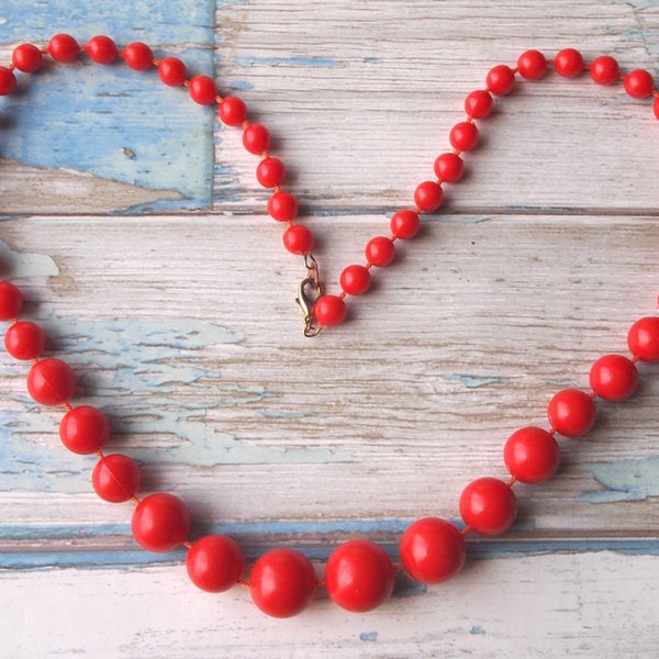 Gorgeous vintage single string bright red graduated plastic bead necklace