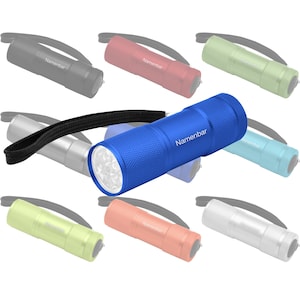 Może przedstawiać: Zestaw 10 latarek LED w różnych kolorach, w tym niebieskim, czerwonym, zielonym, srebrnym i szarym. Każda latarka ma czarny pasek i napis "Namenbar" nadrukowany na boku.