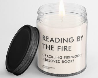 Świeca zapachowa READING BY THE FIRE | Świeca sojowa, wegańska, inspirowana literaturą dla miłośników książek