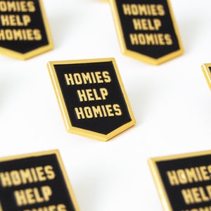Pin esmaltado "Homies Help Homies" - Oro antiguo y negro
