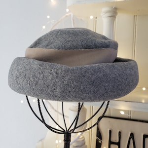 Vintage 1930s-50s Wool Pillbox Hat - Glamour Felts Grey Hat  display picture 3