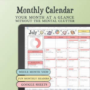 Op de afbeelding: Een digitale maandkalender op een tablet. De kalender toont juli in een roze en wit kleurenschema. Tekst bevat "Maandkalender" en "Uw maand in één oogopslag zonder mentale rommel".