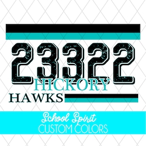 K&ouml;nnte beinhalten: Grafikdesign mit den Zahlen "23322" in Schwarz mit einem Used-Look, wei&szlig; umrandet. Darunter stehen die W&ouml;rter "HICKORY" und "HAWKS" in T&uuml;rkis und Schwarz. Der Text "School Spirit CUSTOM COLORS" befindet sich unten.