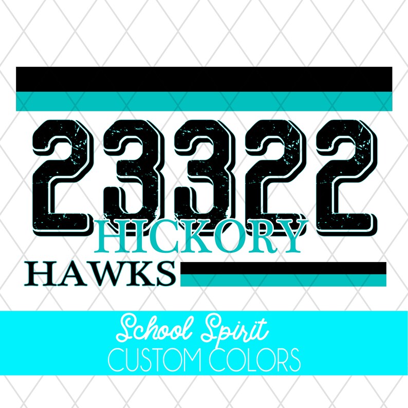 K&ouml;nnte beinhalten: Grafikdesign mit den Zahlen "23322" in Schwarz mit einem Used-Look, wei&szlig; umrandet. Darunter stehen die W&ouml;rter "HICKORY" und "HAWKS" in T&uuml;rkis und Schwarz. Der Text "School Spirit CUSTOM COLORS" befindet sich unten.