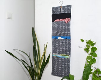 Wall utensil - Frau Knallerbse - Organizer for the wall in gray black with a graphic pattern for e.g. hats, scarves, magazines