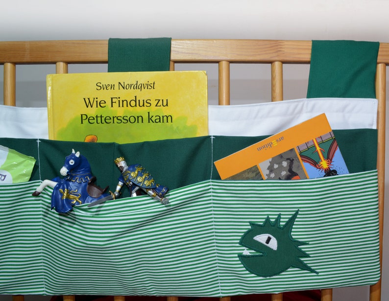 Bettutensilo 6 Taschen Drache Knallerbse Die Betttasche für kleine Drachenjäger schafft Ordnung im Kinderzimmer Bild 3