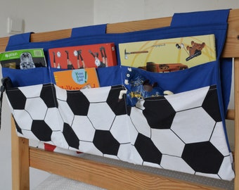 Riesiges Bettutensilo - 6 Taschen - Fußballfan Knallerbse  - Die Betttasche für Fußball Jungen in blau weiß schwarz bringt Ordnung ans Bett