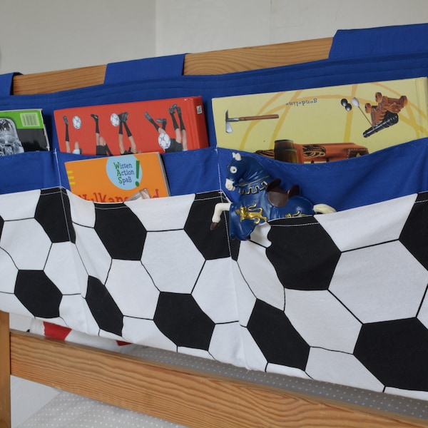 Riesiges Bettutensilo - 6 Taschen - Fußballfan Knallerbse  - Die Betttasche für Fußball Jungen in blau weiß schwarz bringt Ordnung ans Bett