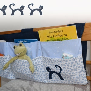 Großes Bettutensilo 6 Taschen Miezekatze Knallerbse Ordnung am Hochbett u. Jugendbett mit Blümchen u. Katze in blau weiß Bild 1