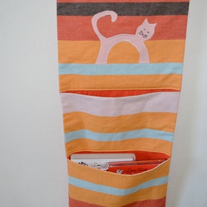 Wandutensilo Miezekatze Knallerbse Wandutensilio mit Katze in rosa, orange, blau, rot schafft platzsparend Ordnung afbeelding 2