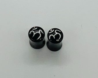 Handmade Water Buffalo Horn Ear Plugs: Om Symbol Saddle Fit Gauges (6mm/2G)