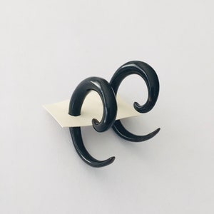 Brincos espirais de chifre de búfalo preto esculpidos à mão: calibres tribais 5 mm/4G