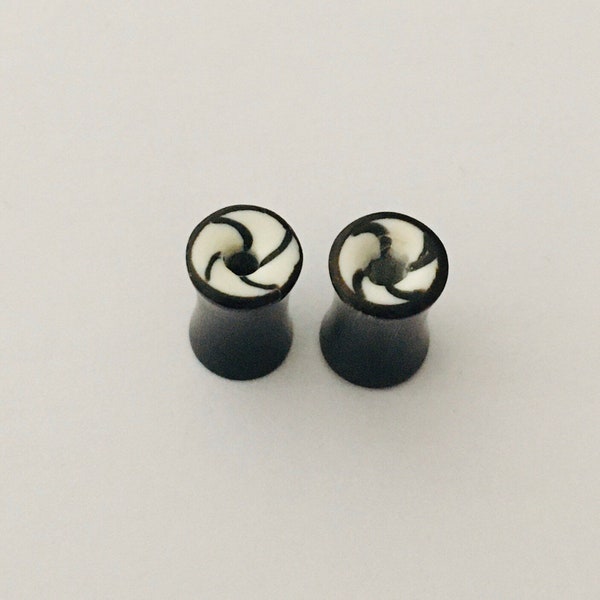 New hand carved organic water buffalo horn with inlaid bone saddle fit ear plugs 6mm 2G gauges hollow tunnels handmade tribal earrings