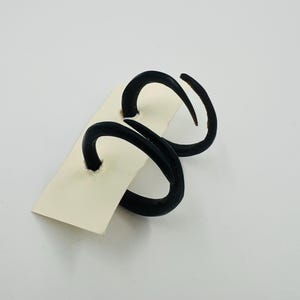 Novo par feito à mão 4 mm 6g chifre de búfalo preto espiral redondo brincos alargadores de orelha tribais