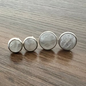 本物の虹色ムーンストーンスタッドイヤリング 925スターリングシルバーラウンドスタッド 6MM、8MMまたは10MM