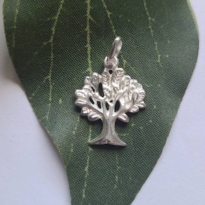 Kleiner Sterling Silber Baum Anhänger | 1&quot;lang | Von der Natur inspirierter Schmuck in 925 Silber
