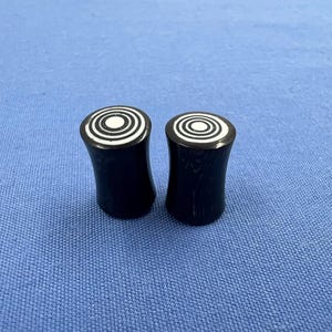 Plugues de orelha esculpidos à mão em chifre de búfalo d&#39;água com círculos, calibre 6 mm (2G).