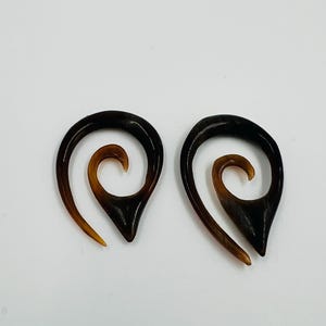 Handgeschnitzte braune Wasserbüffel-Horn-Spiralen: Tribal-Ohrringe (4 MM 6G)