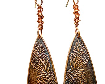 Pendientes de flores de cobre hechos a mano; pendientes triangulares de cobre; diseño de rosa con pátina sobre cobre; inspirados en la naturaleza; pendientes botánicos
