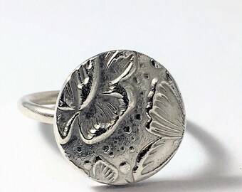 anillo de plata en relieve