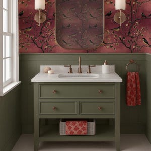 Könnte beinhalten: Ein Badezimmer mit einem grünen Waschtisch, einer weißen Arbeitsplatte und Messingarmaturen. Die Wände sind mit einer floralen Tapete in Rot- und Rosatönen geschmückt. Ein passender Blummen-Teppich und ein Handtuch ergänzen die Einrichtung.