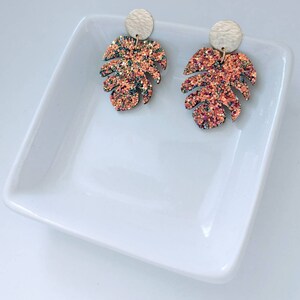 Coral und teal glitzern Monstera Blatt Leder Ohrringe, Monstera Blatt Leder Ohrringe