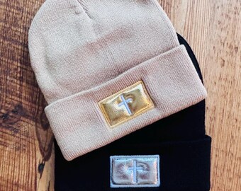 gorro con parche cruzado, gorro con cruz, gorro de invierno con cruz, parche de cuero con cruz