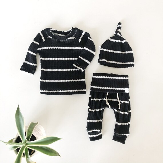 Ropa de bebe negra sale