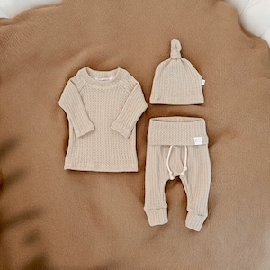 Cream Waffle Knit Baby Outfit – Gender Neutral Newborn Clothes Set with Pants, Shirt & Hat | Unisex Baby Shower Gift | Coming Home Outfit