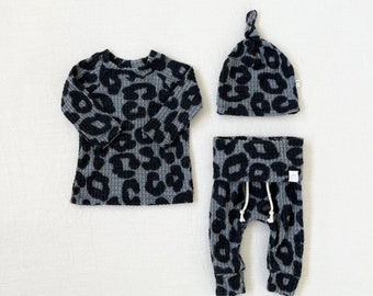 Leopard baby girl outfit, waffle baby girl clothes, cheetah print, toddler outfit, soft girl clothes, animal print, unique, minimal baby.