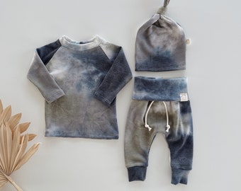 Tie dye thermal baby outfit, neutral baby clothes, earthy tone newborn boy clothes, baby boy gift set, preemie, 0-3m, 3-6m, 6-9m, 9-12m.