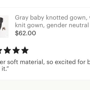 Puede incluir: Conjunto de bata anudada gris para beb&eacute; y gorro a juego. La bata de punto de gofre es de g&eacute;nero neutro. La imagen tambi&eacute;n incluye una peque&ntilde;a planta y algunos objetos decorativos.