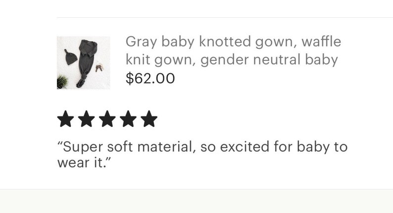 Puede incluir: Conjunto de bata anudada gris para beb&eacute; y gorro a juego. La bata de punto de gofre es de g&eacute;nero neutro. La imagen tambi&eacute;n incluye una peque&ntilde;a planta y algunos objetos decorativos.