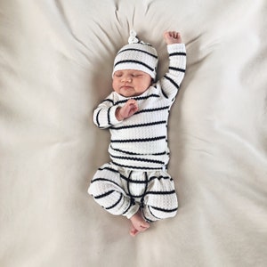 Black + White stripe baby outfit, mutual newborn clothes, waffle baby clothes, unisex, modern baby, soft clothes, preemie, 0-3m, 3-6m, 6-9m.