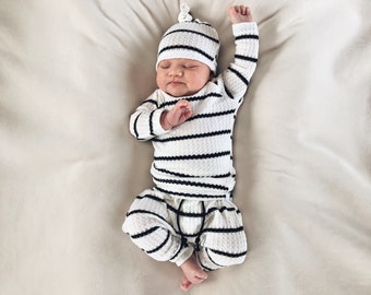 Black + White stripe baby outfit, mutual newborn clothes, waffle baby clothes, unisex, modern baby, soft clothes, preemie, 0-3m, 3-6m, 6-9m.