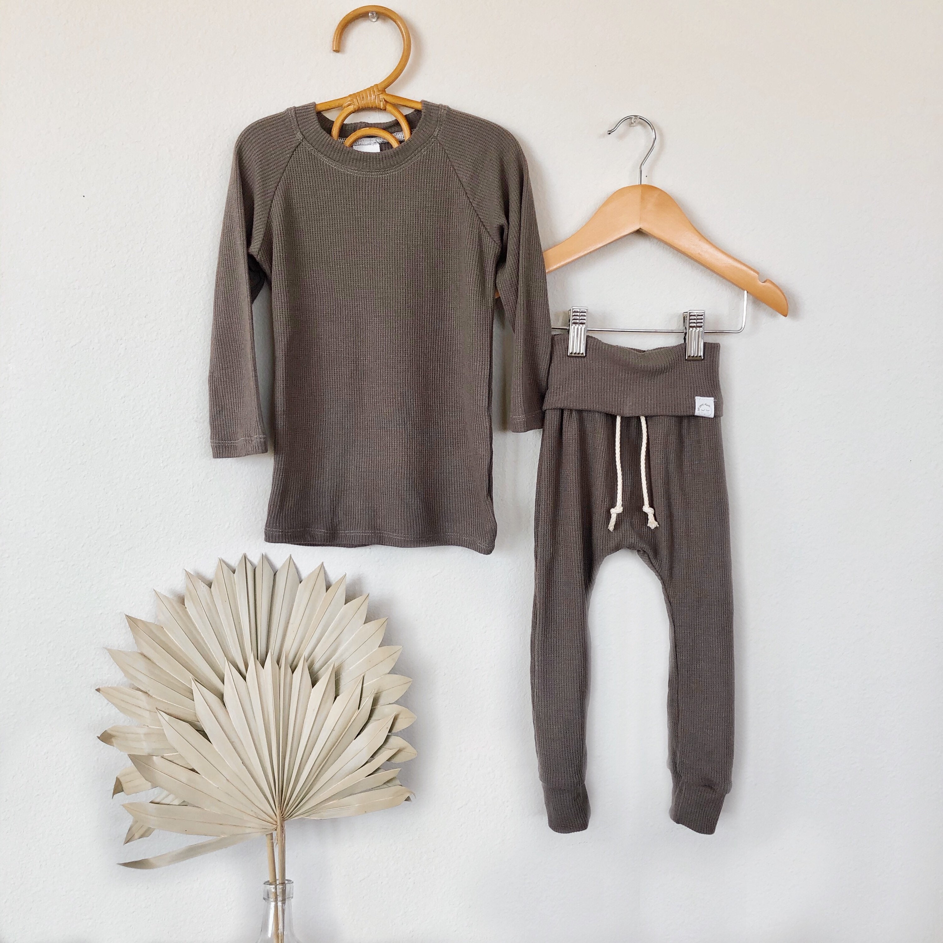 Conjunto de punto térmico beige para bebé - Ropa de bebé neutra con pantalón, camisa y gorro / Regalo unisex para baby shower / Ropa acogedora para bebé