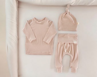 Pointelle pink baby girl outfit, spring newborn girl coming home outfit, infant girl clothes, pretty baby girl take home outfit, baby gifts.