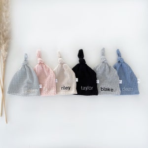 Gepersonaliseerde babymutsjes, pasgeboren mutsje met monogram, hoge knoopmuts, gebreide babymutsje, ziekenhuisbabymutsje, gepersonaliseerde babycadeaus, kraamcadeau.