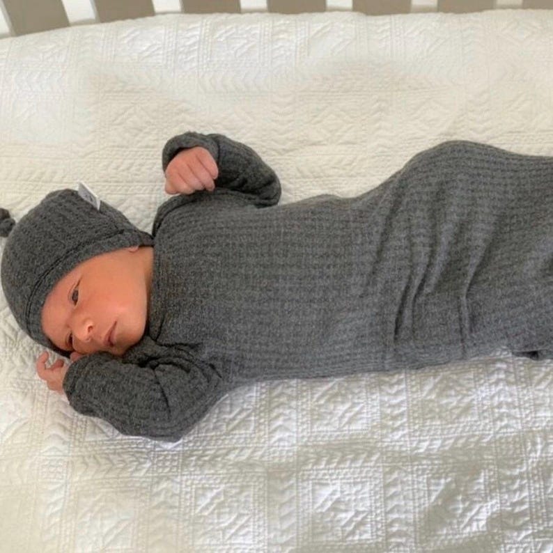 Bata de bebé de punto gofrado gris carbón, conjunto de hospital unisex para bebés prematuros. imagen 3