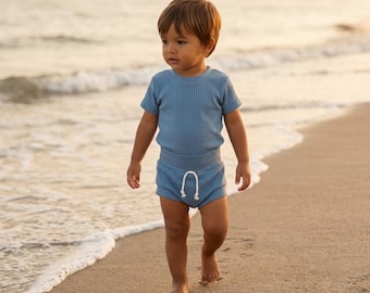 Conjunto de shorts para bebê em malha waffle azul jeans | Roupa para praia e verão